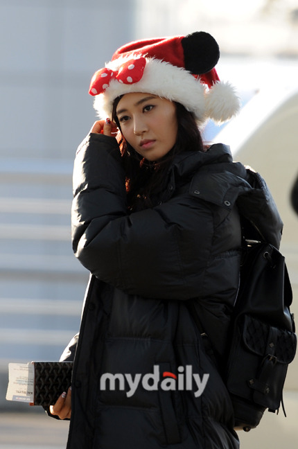 [PIC][24-12-2012]SNSD khởi hành đi Nhật Bản vào sáng nay + 8 thành viên đeo bờm giáng sinh trước sân bay + Sunny vắng mặt vì ốm 0175253650D7AD0708BE36