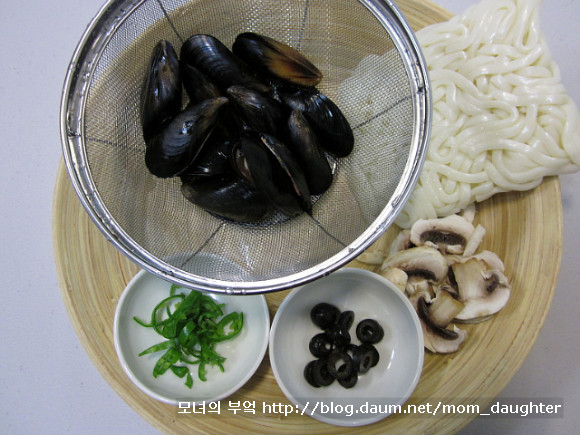 이게 진짜 맛있게 매워<홍합볶음우동>