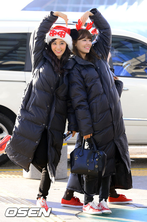 [PIC][24-12-2012]SNSD khởi hành đi Nhật Bản vào sáng nay + 8 thành viên đeo bờm giáng sinh trước sân bay + Sunny vắng mặt vì ốm 132ACD4050D7A7692F8869