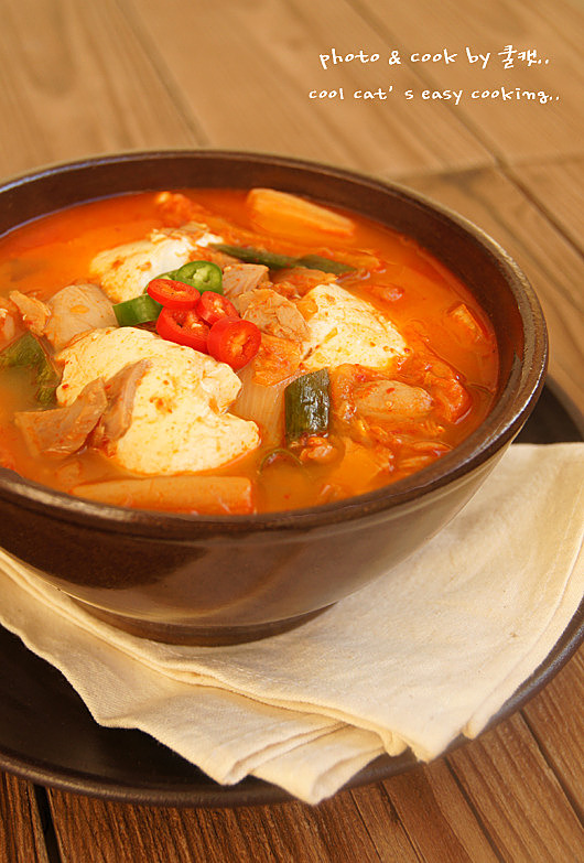 추운 날씨에 어울리는 얼큰한 참치 순두부 찌개
