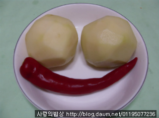 막 끓여도 맛있네? 들어는봤나, 고추장미역감자찌개 >_