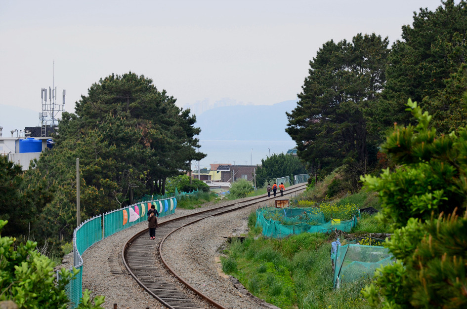 녹쓴 철길위에서