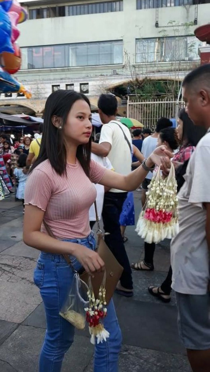 향기나는 꽃을 파는 소녀??