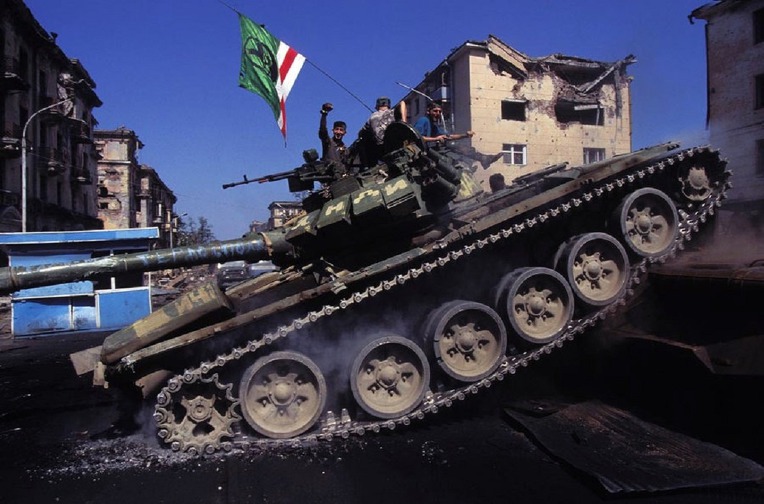 체첸 병사의 러시아군 T-72 전차 포신 공중제비-Chechen soldier of back flip on the Russian Army  T-72 Tank Barrel 