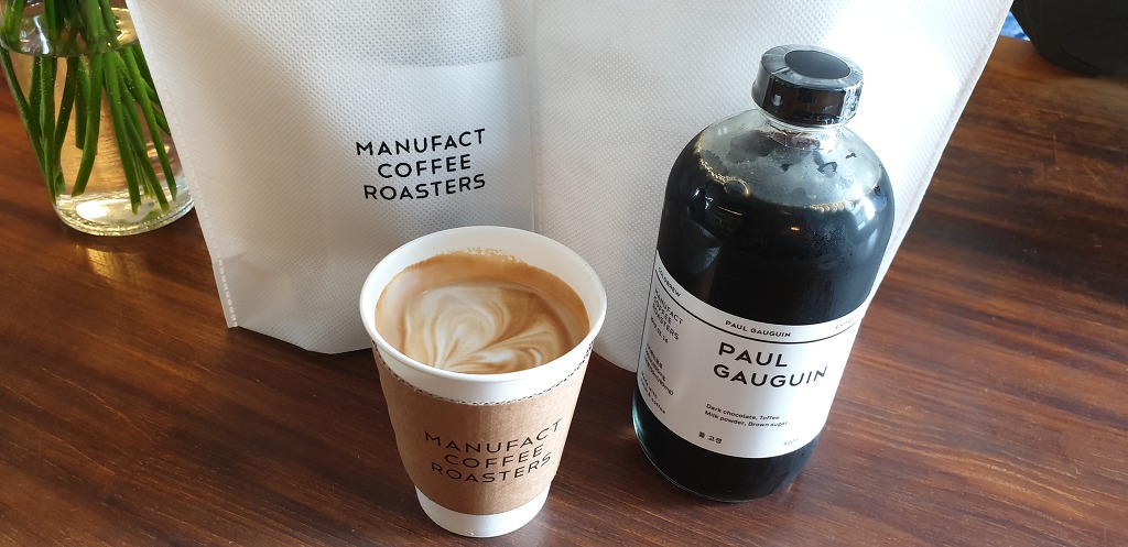 연희동 매뉴팩트 ㅡ플랫화이트 부드러움에 빠지다.