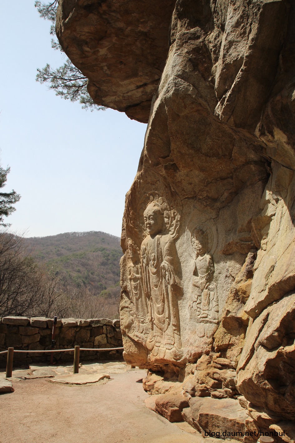 백제의 미소로 유명한 마애삼존불