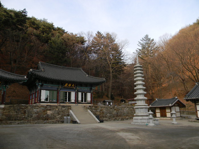 늦겨울에 잠긴 남한산 장경사 (강희21명 장경사 동종, 삼성각, 일주문)
