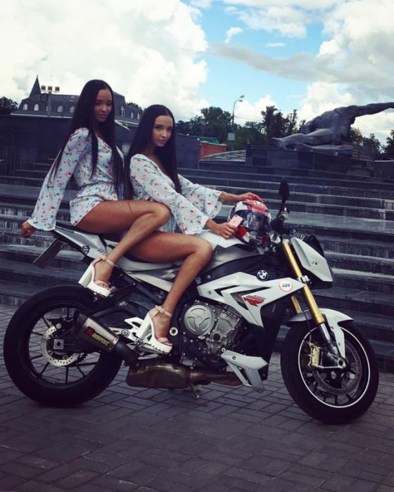 러시아 카잔의 쌍둥이 자매 모델 아델과 알리나 -Russia Kazan twin models  Adelia and Alina Sisters