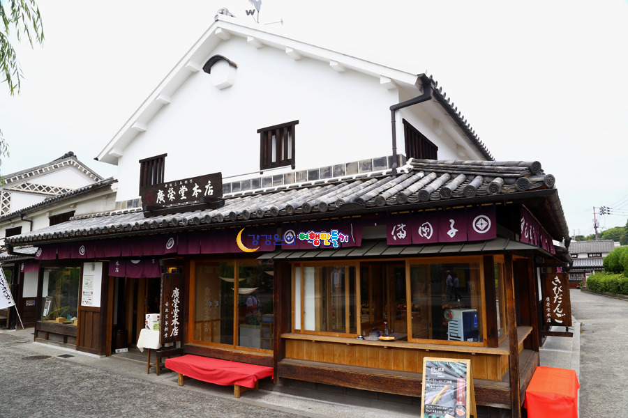 하얀창고와 버드나무가 우거진 수로 일본 혼슈 오카야마 여행 구라시키미관지구