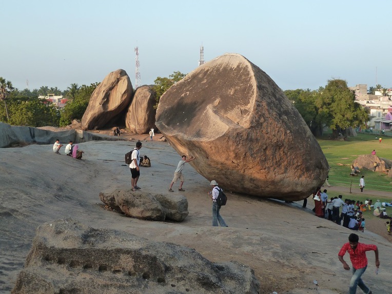 인도의 흔들 바위 마하발리푸람 마을 크리슈나의 버터 볼  India gigantic boulder Krishna's Butterball in the Mahabalipuram