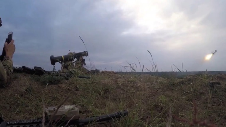 미군의 FGM-148 재블린 대전차 미사일 발사 훈련 - US Army FGM-148 Javelin Anti Tank Missile fire training 